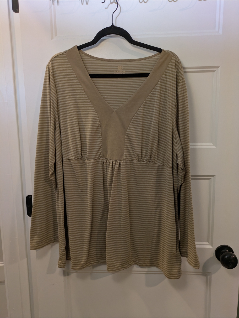 🔴 3/$15 Women’s Striped V-Neck Long Sleeve Top in Beige